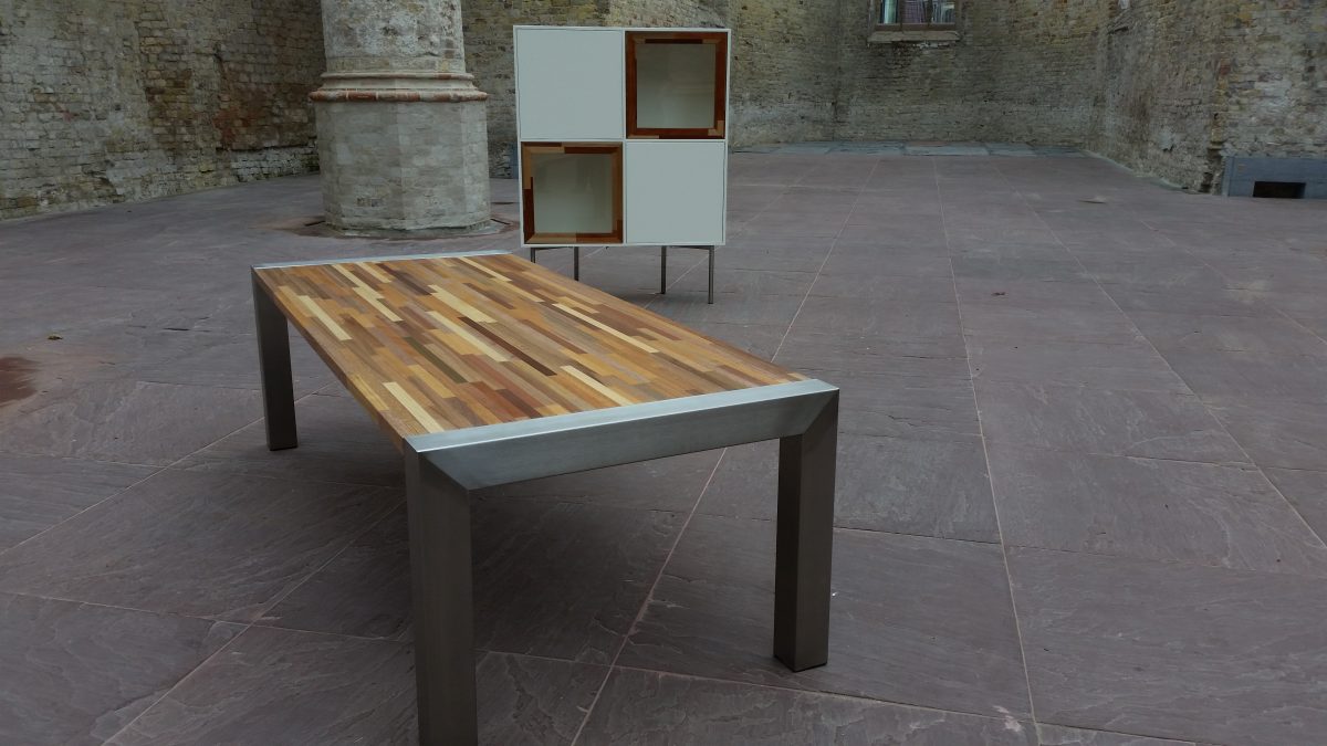 Prestigieus te binden Vervelen Eettafel - hout met rvs onderstel en bijpassende salontafel